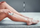 La mayoría de las mujeres se depilan o afeitan las piernas ya que se piensa es cuestión de estética y cuidado personal